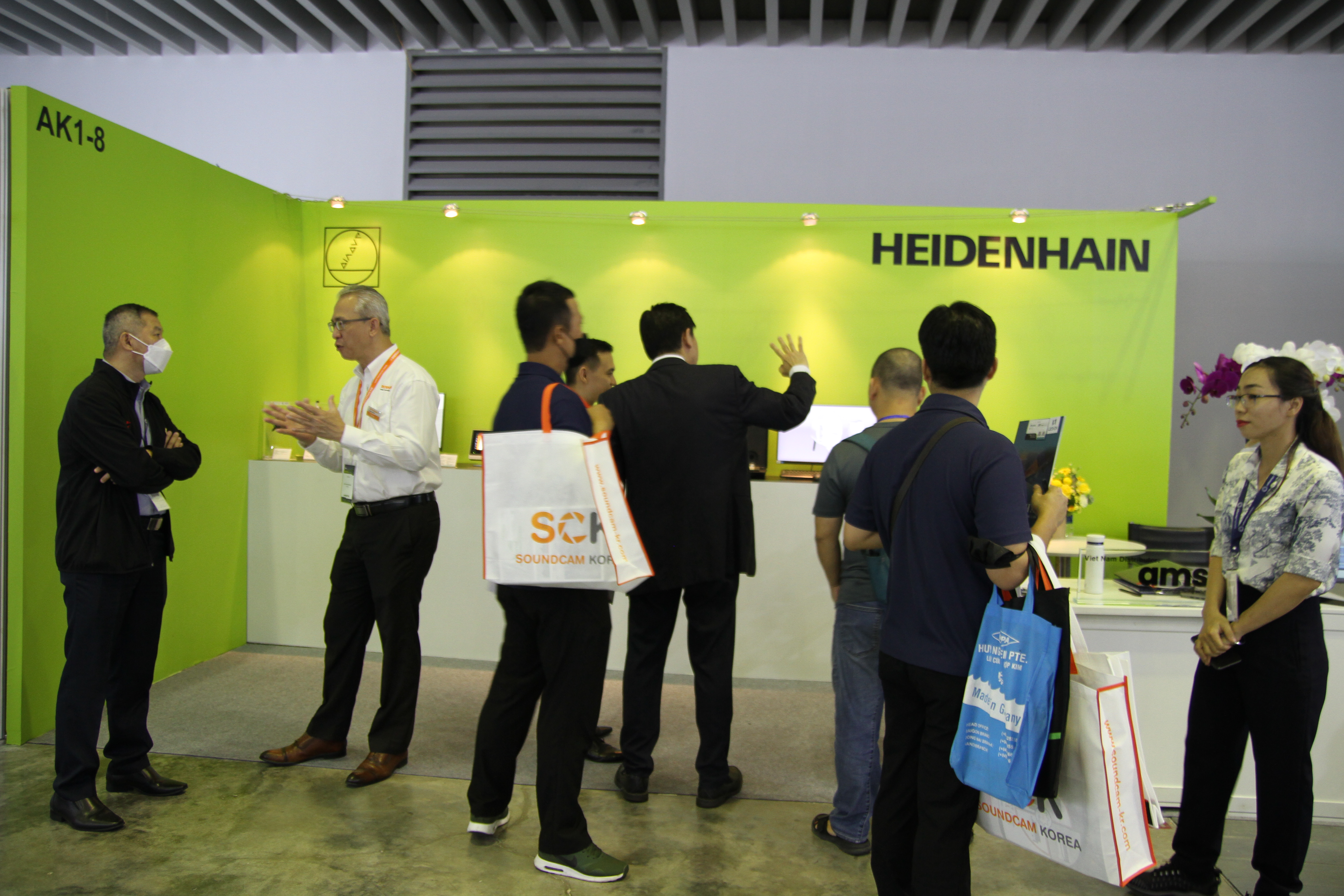 Visitors at HEIDENHAIN booth Visitors at HEIDENHAIN booth